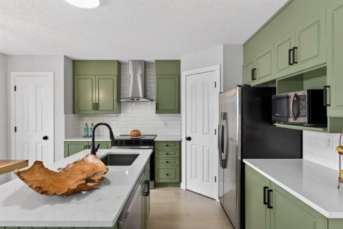 10 Somerglen Crescent Sw, Calgary, AB - Indoor Photo Showing Kitchen
