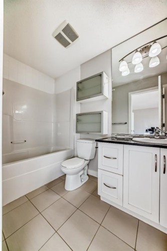 9 Panton View Nw, Calgary, AB - Indoor Photo Showing Bathroom