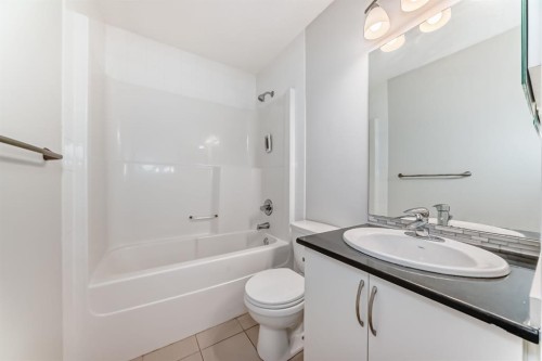 9 Panton View Nw, Calgary, AB - Indoor Photo Showing Bathroom