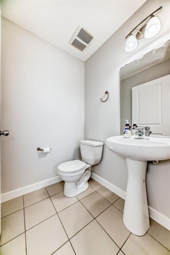 9 Panton View Nw, Calgary, AB - Indoor Photo Showing Bathroom
