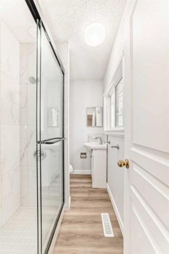 307 Huntridge Road Ne, Calgary, AB - Indoor Photo Showing Bathroom