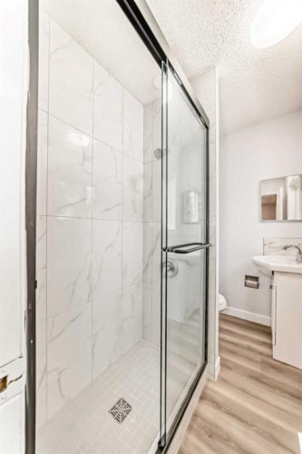 307 Huntridge Road Ne, Calgary, AB - Indoor Photo Showing Bathroom