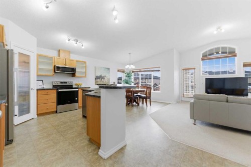 40 Royal Birch Mount Nw, Calgary, AB - Indoor Photo Showing Kitchen