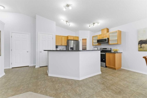 40 Royal Birch Mount Nw, Calgary, AB - Indoor Photo Showing Kitchen