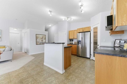 40 Royal Birch Mount Nw, Calgary, AB - Indoor Photo Showing Kitchen