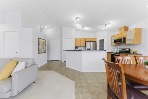 40 Royal Birch Mount Nw, Calgary, AB - Indoor Photo Showing Kitchen