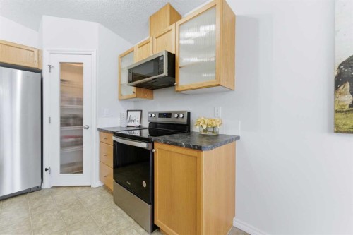 40 Royal Birch Mount Nw, Calgary, AB - Indoor Photo Showing Kitchen