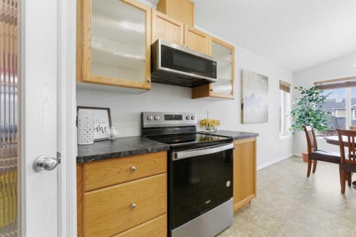 40 Royal Birch Mount Nw, Calgary, AB - Indoor Photo Showing Kitchen