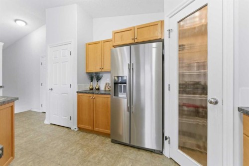 40 Royal Birch Mount Nw, Calgary, AB - Indoor Photo Showing Kitchen