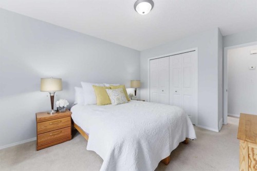 40 Royal Birch Mount Nw, Calgary, AB - Indoor Photo Showing Bedroom
