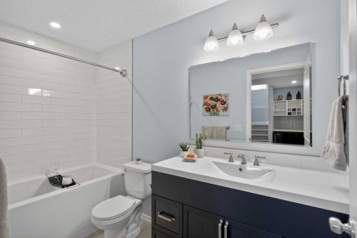 190 River Heights Crescent, Cochrane, AB - Indoor Photo Showing Bathroom