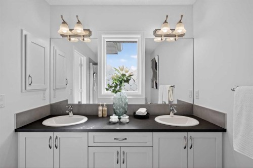 190 River Heights Crescent, Cochrane, AB - Indoor Photo Showing Bathroom