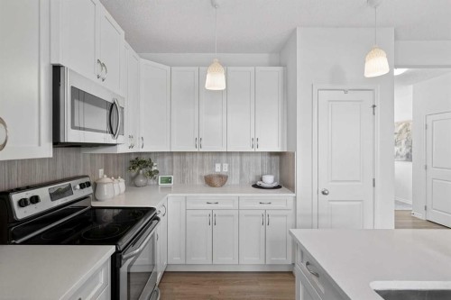 190 River Heights Crescent, Cochrane, AB - Indoor Photo Showing Kitchen