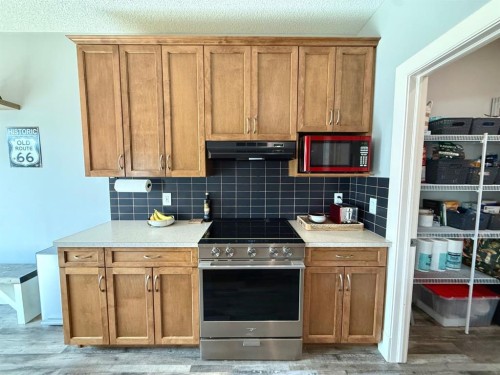 607 Montgomery Close Se, High River, AB - Indoor Photo Showing Kitchen