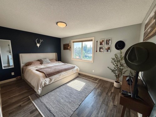 607 Montgomery Close Se, High River, AB - Indoor Photo Showing Bedroom
