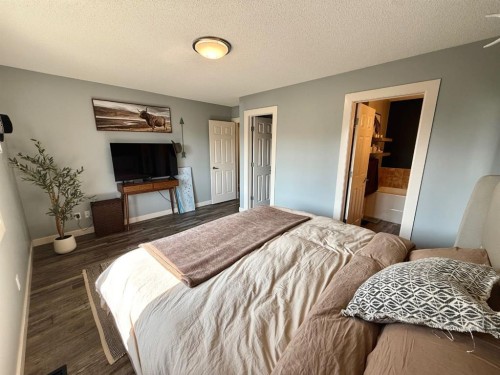 607 Montgomery Close Se, High River, AB - Indoor Photo Showing Bedroom