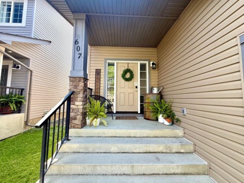 607 Montgomery Close Se, High River, AB - Outdoor With Exterior