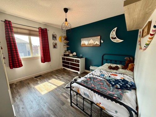 607 Montgomery Close Se, High River, AB - Indoor Photo Showing Bedroom