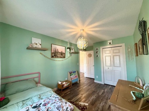 607 Montgomery Close Se, High River, AB - Indoor Photo Showing Bedroom