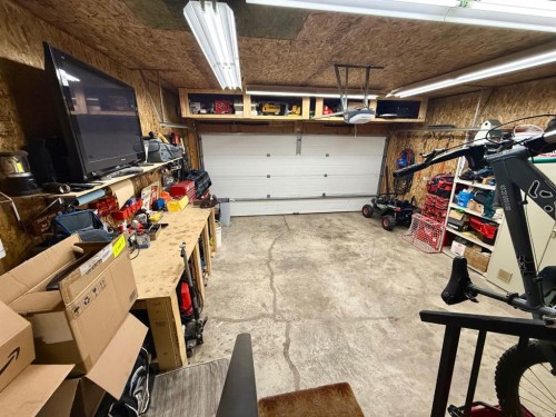607 Montgomery Close Se, High River, AB - Indoor Photo Showing Garage