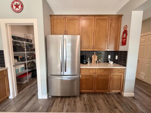 607 Montgomery Close Se, High River, AB - Indoor Photo Showing Kitchen