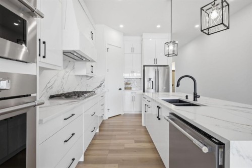 31 St. Andrews Close, Lyalta, AB - Indoor Photo Showing Kitchen With Double Sink With Upgraded Kitchen