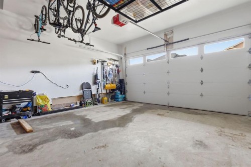 31 St. Andrews Close, Lyalta, AB - Indoor Photo Showing Garage