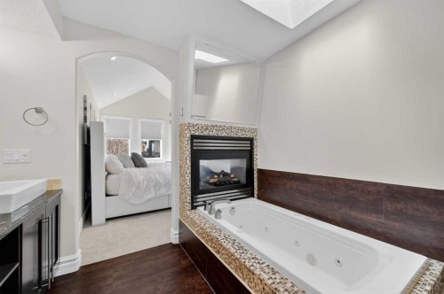 1924 48 Avenue Sw, Calgary, AB - Indoor Photo Showing Bathroom