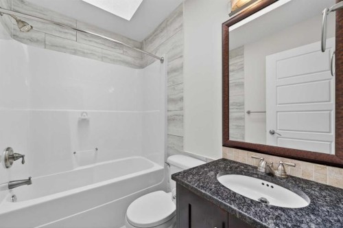 1924 48 Avenue Sw, Calgary, AB - Indoor Photo Showing Bathroom
