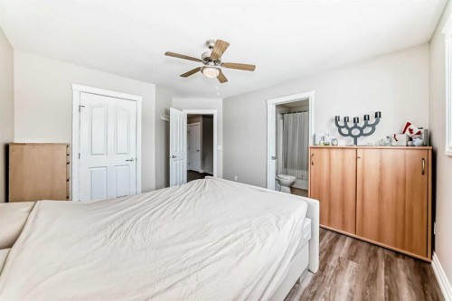 11-2002 22 Avenue, Bowden, AB - Indoor Photo Showing Bedroom
