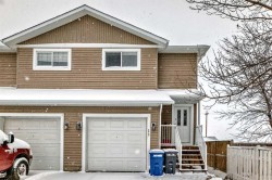 11-2002 22 Avenue Bowden, AB T0M 0K0