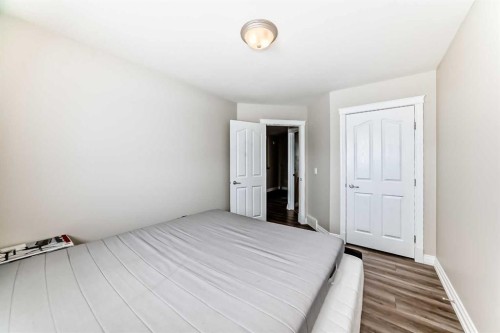 11-2002 22 Avenue, Bowden, AB - Indoor Photo Showing Bedroom