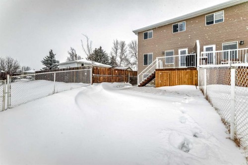 11-2002 22 Avenue, Bowden, AB - Outdoor With Deck Patio Veranda With Exterior