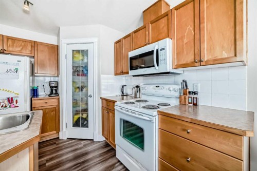 11-2002 22 Avenue, Bowden, AB - Indoor Photo Showing Kitchen