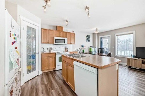 11-2002 22 Avenue, Bowden, AB - Indoor Photo Showing Kitchen With Double Sink