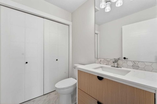 42 Sunvista Crescent Se, Calgary, AB - Indoor Photo Showing Bathroom