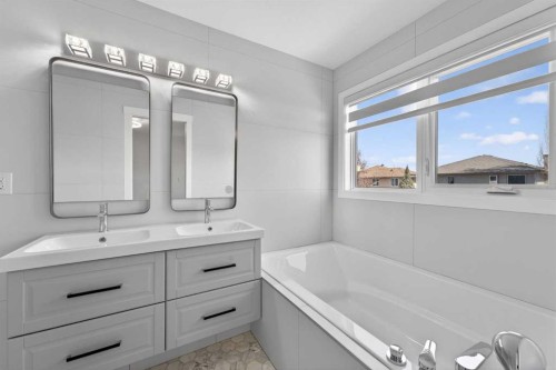 42 Sunvista Crescent Se, Calgary, AB - Indoor Photo Showing Bathroom