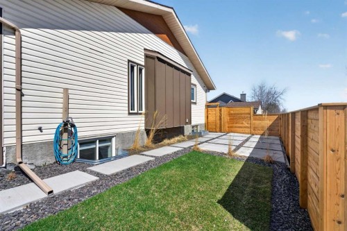 42 Sunvista Crescent Se, Calgary, AB - Outdoor With Exterior