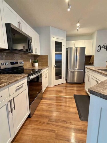 144 Kirpatrick Way, Leduc, AB - Indoor Photo Showing Kitchen With Upgraded Kitchen