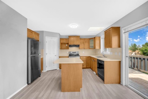 171 Willowbrook Drive Nw, Airdrie, AB - Indoor Photo Showing Kitchen