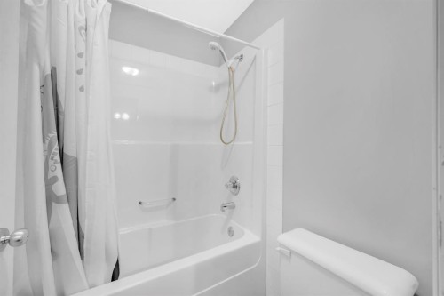 171 Willowbrook Drive Nw, Airdrie, AB - Indoor Photo Showing Bathroom