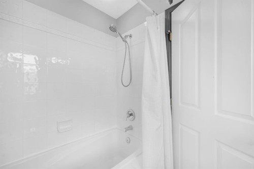 171 Willowbrook Drive Nw, Airdrie, AB - Indoor Photo Showing Bathroom