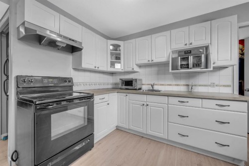 171 Willowbrook Drive Nw, Airdrie, AB - Indoor Photo Showing Kitchen