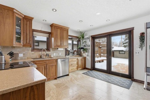 1907 Kelwood Drive Sw, Calgary, AB - Indoor Photo Showing Kitchen