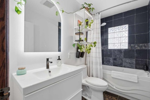 1907 Kelwood Drive Sw, Calgary, AB - Indoor Photo Showing Bathroom