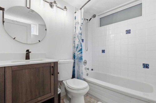 1907 Kelwood Drive Sw, Calgary, AB - Indoor Photo Showing Bathroom