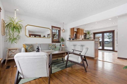 1907 Kelwood Drive Sw, Calgary, AB - Indoor Photo Showing Living Room