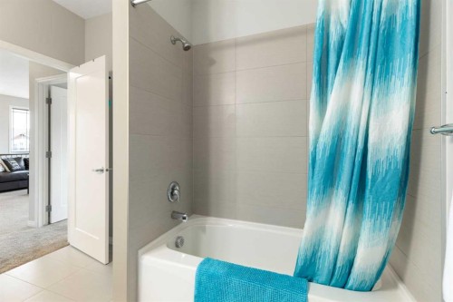 1 Osborne Common Sw, Airdrie, AB - Indoor Photo Showing Bathroom