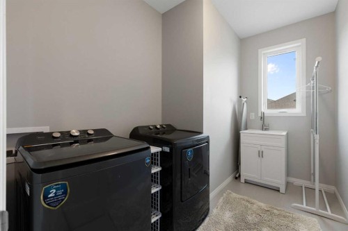 1 Osborne Common Sw, Airdrie, AB - Indoor Photo Showing Laundry Room