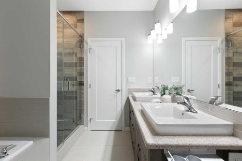 1 Osborne Common Sw, Airdrie, AB - Indoor Photo Showing Bathroom